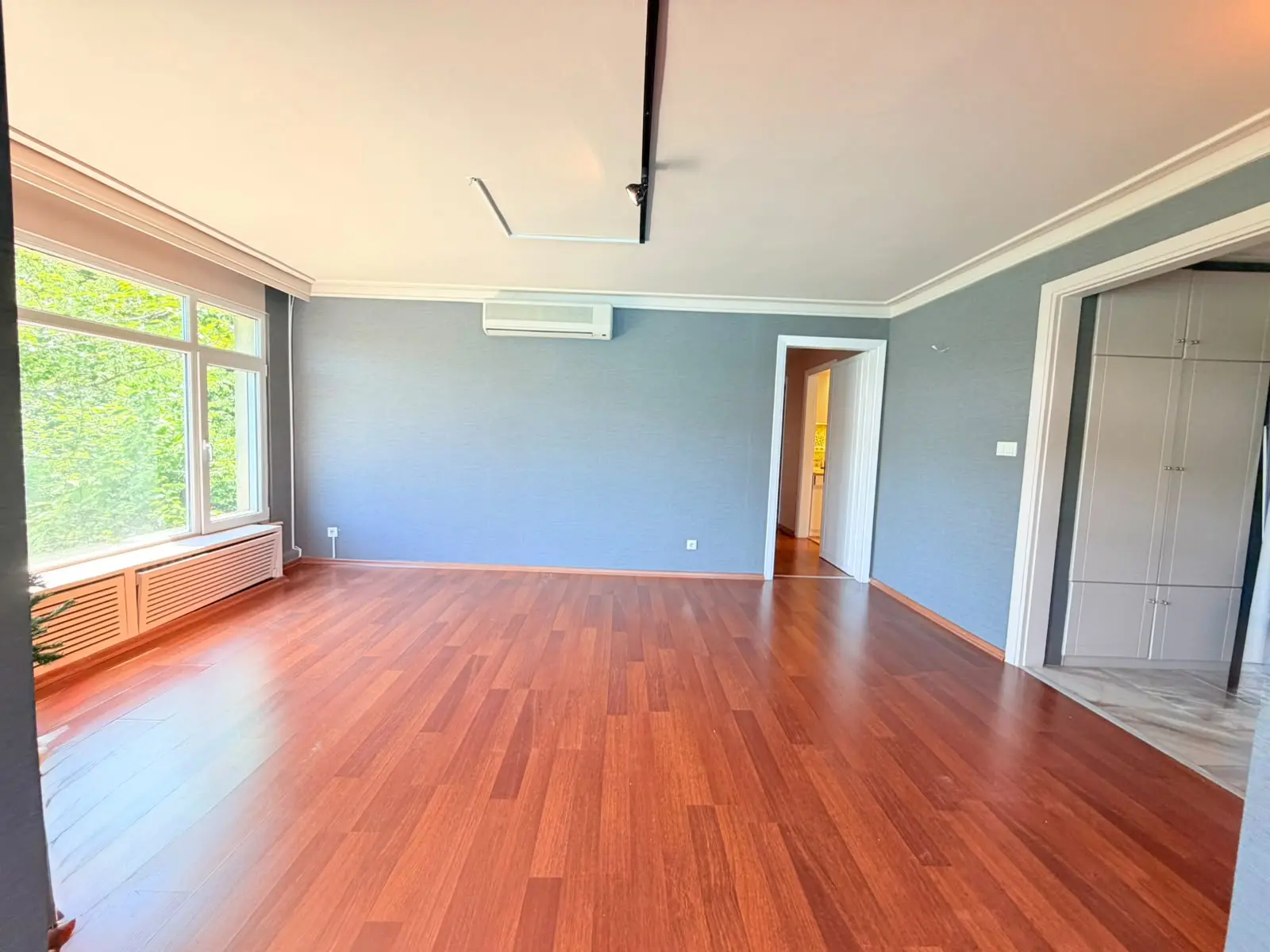 Spacious lounge